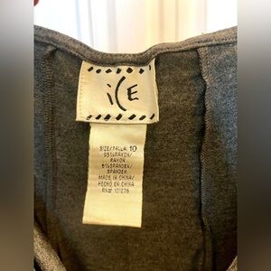 Ladies gray sleeveless dress
Rayon & Spandex
Scooped, gathered neckline